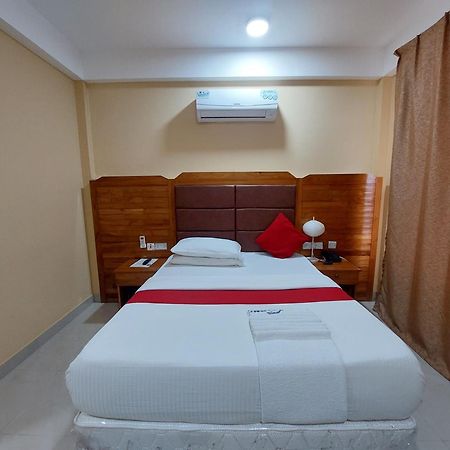 Dolphin Hotel タンガ エクステリア 写真